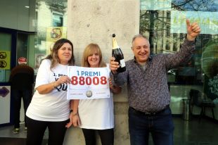 Alegria a l'administració Sagarrull de Girona després de vendre un dècim de la Grossa