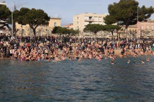 Mig miler de persones es posa a l’aigua a Sant Feliu de Guíxols en el primer bany de l’any