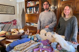 Petits artesans donen sortida a la llana, un recurs considerat residu