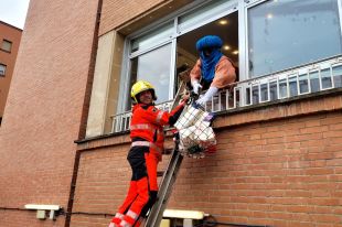 Un comboi dels Bombers acompanya els patges reials a repartir regals als infants del Trueta