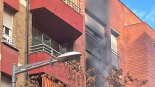Es declaren dos incendis en dos habitatges al mateix bloc de pisos de Salt