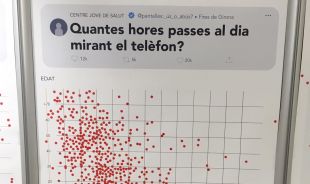 Els instituts de Girona acullen una exposició sobre l'ús abusiu de les pantalles