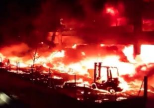 Un gran incendi crema una nau industrial a Calonge i en posa 16 més en risc