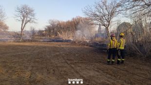 Nou dotacions terrestres i un helicòpter extingeixen un incendi de vegetació a Mollet de Peralada