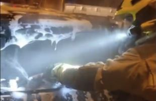 Els Bombers extingeixen un cotxe en flames aparcat a la colònia Simon de Puigcerdà