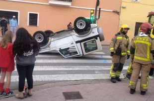 Un aparatós accident acaba amb un totterreny bolcat a Palamós