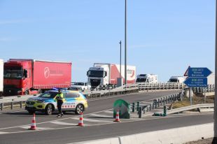 Els agricultors francesos tallen la frontera i obliguen a aturar el trànsit a l’AP-7