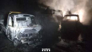 Cremen 17 vehicles en un incendi a l'exterior d'una empresa a Riudellots de la Selva