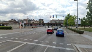 Un cotxe atropella dues persones a la plaça Europa de Girona