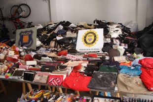 1.200 quilos d'objectes comissats i 15 venedors denunciats en un dispositiu policial a Roses