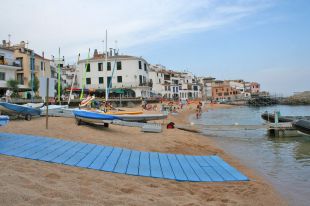 Balliu Export treu al mercat internacional una passarel·la de platja feta amb material reciclat 