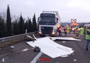 Un xoc entre tres camions a l'AP-7 a Viladasens genera cues en sentit Girona
