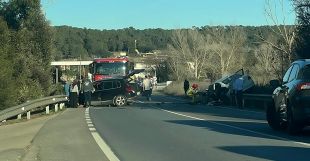 Tallada la C-66 a Flaçà per un xoc múltiple amb tres vehicles implicats