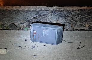 Enxampats sota un pont intentant obrir la caixa forta robada d'un bar a Girona