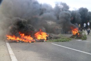 Els pagesos mantindran el tall de l'AP-7 i l'N-II a Medinyà fins demà al matí