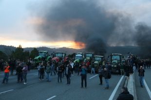 Els pagesos entren amb desenes de tractors a l'AP-7 a Medinyà davant l'arribada de la Brimo