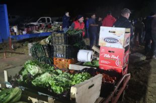 Així es preparen els pagesos per passar la nit durant el tall de l'AP-7 a Medinyà