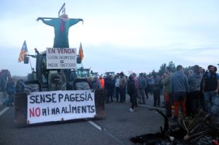 Els pagesos gironins desbloquegen l'N-II i aniran demà per l'AP-7 fins a Barcelona