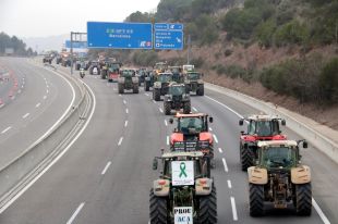 La marxa lenta de tractors causa 11 quilòmetres de congestió a l'AP-7 a Maçanet de la Selva