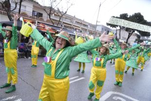 La rua del carnaval de Platja d'Aro desafia la pluja i omple de disfresses els carrers