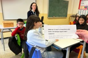 Una escola de Ripoll implanta un projecte pilot per fer un ús del mòbil ''crític i saludable''