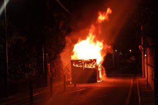 Detingut un piròman que va cremar setze contenidors a Platja d'Aro en una nit