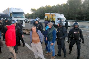 Els Mossos no poden evitar que els pagesos tallin l'AP-7 a Figueres sud