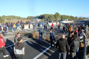 Els pagesos gironins tallen l'AP-7 a Pontós i munten barricades al mig de la calçada