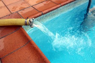 Girona tancarà les escomeses d'aigua a les piscines privades i al reg de grans jardins