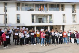 Protesta a l'Escala perquè l'Ajuntament vol externalitzar la meitat del personal de la piscina