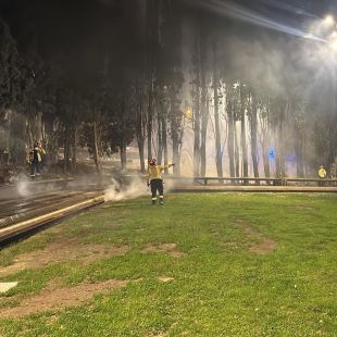 Els Bombers apaguen un incendi davant l'escola Parc de les Aigües de Figueres