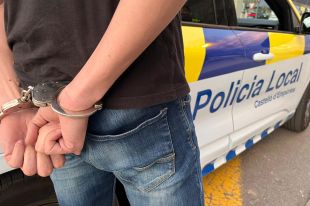 Condueix quadruplicant la taxa d'alcohol i s'estampa contra una casa a Castelló d'Empúries