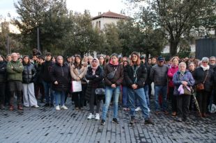 Olot condemna amb un minut de silenci l'assassinat de la veïna a mans de la seva parella