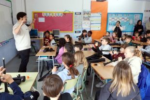 Alumnes de la Bisbal d'Empordà aprenen a tocar cobla amb instruments en 3D