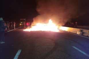 Els pagesos gironins avancen les protestes i tallen l'AP-7 i l'N-II de matinada