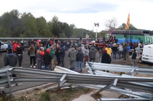 Els pagesos allargaran el tall de l’AP-7 a Pontós fins el dijous