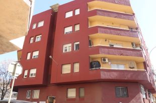 Desallotgen setze persones d'un bloc de Blanes per una esquerda