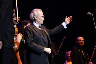 Josep Carreras emociona Cap Roig amb un recital que agermana tangos i Lluís Llach 
