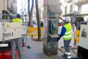 Treuen l'última cabina de telèfon que quedava a Girona situada al final de la Rambla