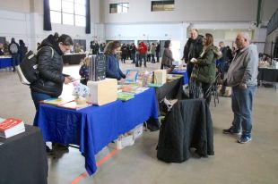 La pluja obliga a posar a cobert la darrera jornada de la sisena Vila del Llibre a l'Escala