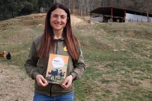 Imma Puigcorbé, veterinària del Ripollès, plasma en un llibre les seves vivències rurals