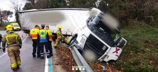 Es manté tallada la C-35 a Maçanet de la Selva després de l'accident d'un camió el divendres