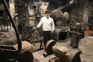 Un jove museïtza l'antiga ferreteria familiar de Madremanya amb més de 120 anys d'història