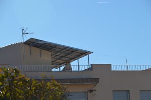 Junts per Sant Feliu de Guíxols denuncia una pèrgola i unes plaques solars a l'edifici de l'alcalde