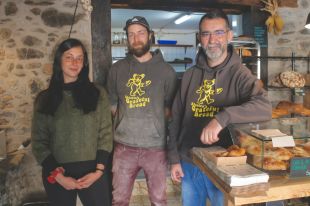 Una cooperativa engega una estada a Beget per aprendre a treballar en un forn rural
