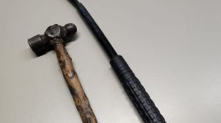 Dos detinguts per agredir persones amb un martell i una defensa extensible a Girona per endur-se un mòbil