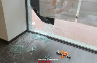 Dos detinguts per robar 23.276 euros en mòbils en dues botigues de Roses