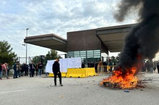 Els treballadors del Puig de les Basses també bloquen l'accés a la presó reclamant més seguretat