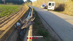 Denunciat per atropellar dos ciclistes a Cabanes i donar-se a la fuga
