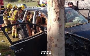 Ferit greu un conductor en sortir de la carretera i topar contra un arbre a Roses